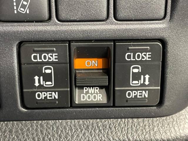 【両側パワースライドドア】スマートキーや運転席のスイッチで後席両側スライドドアの開閉が可能♪電動だから力を入れてドアを開ける必要が無く、小さなお子様でも簡単に開け閉めでき快適です♪