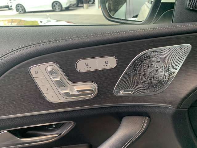 ◆メモリー付フルパワーシート（運転席）◆シートポジションを電動で調節可能。シートやドアミラーの位置をメモリーでき、ボタン1つで呼び出せます。（3セット設定可能）