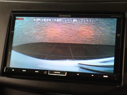 バックカメラが装備されており、後方の安全確認はもちろんのこと狭い場所での駐車や雨の日・夜間など視界の悪いコンディションでのストレスの軽減にもなります！
