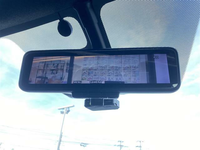 【デジタルインナーミラー】車両後方カメラの映像をルームミラーに映すことが出来ます。 そのため、後席に人や荷物があって後方が見えづらい場合でもしっかり視界を確保することが出来ます。