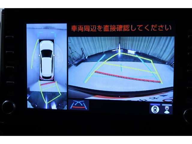 車を上から見たような視点のパノラミックビューモニター。後方の死角だけでなく左右や前方の障害物の発見もしやすくなります！