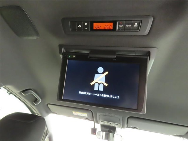 後席モニター装備：セカンドシート・サードシートにご乗車の方は、ドライブ中も天井部についているモニターでTV等をお楽しみ下さい♪♪使用しない時は、画面を天井部分に格納できます！