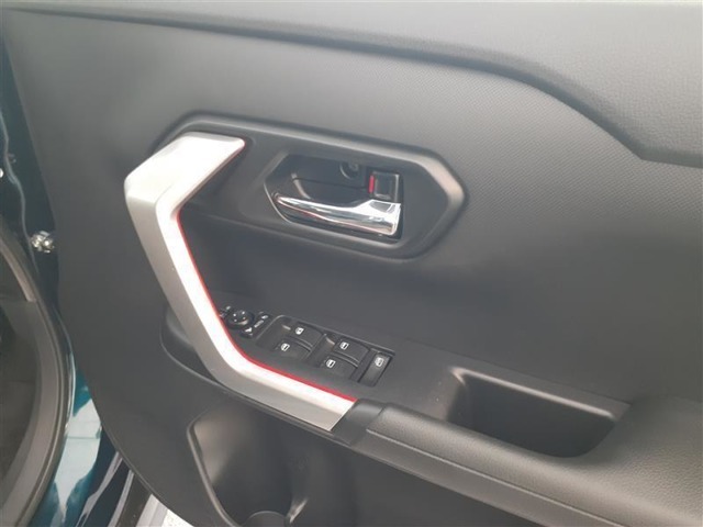 運転席パワーウインドウマスタースイッチです。車内の換気も運転席から簡単に行えます。ロック機能もついているので子供がイタズラして窓を開けるという事も防止できますよ。