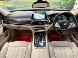 コックピット。車内もキレイで嫌な臭いもありません！ご納車後の臭いが付きにくくなる「空気触媒コーティング」もあります。