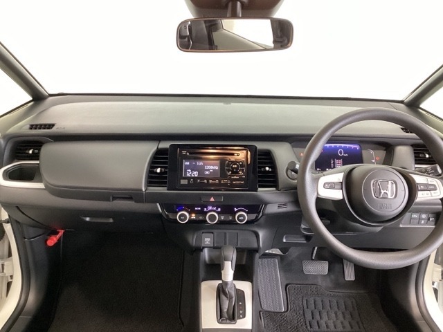 車内は光触媒抗菌消臭施工済です。インパネ周りはスタイリッシュなデザインで機能や装備も充実しています。グローブボックスやカップホルダーのほかにトレーなどたくさんの収納スペースが付いています。