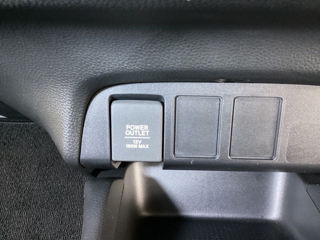 アクセサリーソケットはUSBのアダプターなどをつければ、スマホの充電にも使えます。