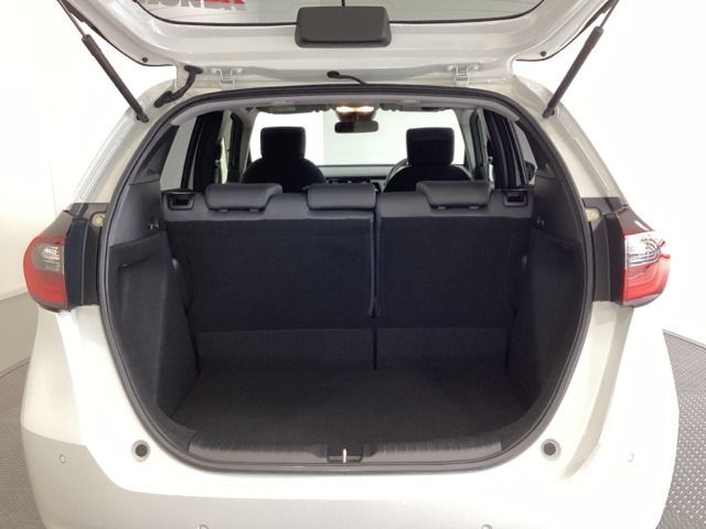 ラゲッジも広く使いやすいトランクは、開口部も広く荷物の積み下ろしもしやすいお車となっております。リアシートの背もたれは6：4の割合で分割して可倒できるので、長いお荷物などを載せることもできます。