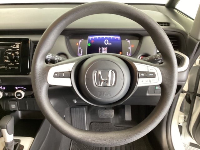 オーディオのチャンネル変更やボリュームなどの操作スイッチの他にレフトセレクターホイールがついています。中央部を指先で上下に動かすことで、マルチインフォメーション・ディスプレイの各表示が確認できます。