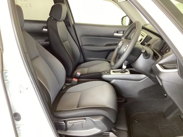 広い足元にゆったり座れるシートは長距離の運転でも疲れにくいシートです。女性でも運転がしやすいようにシートの高さ調整機能（シートリフター）がついています。
