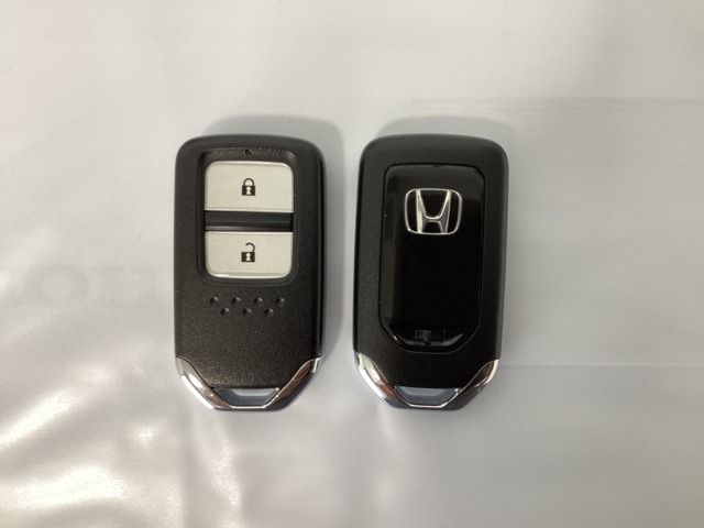 スマートキーを装備しています。鍵を差し込むことなくドアロックの開け閉めと、スタートボタン操作でのエンジンスタートができます。スペアキーも同じものを用意しております。