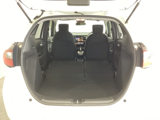 リアシートの背もたれは女性でも容易にシートアレンジが出来るように設定しており、ワンアクションで倒すことも起こすことも可能です。後部座席すべてをフラットな状態にも出来ます。
