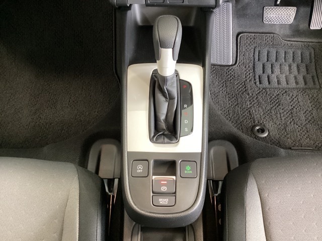 CVT車のセレクトレバーです。低速から高速まで、変速ショックのないスムーズな走りと、エンジン効率のよい領域を維持して燃費にも貢献します。サイドブレーキはスイッチ操作の電子制御パーキングブレーキです。