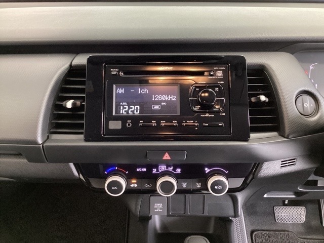 純正CD・USBコンポにはCD再生のほかに、AUX入力端子・USB端子がついてますので外部入力から音楽などを楽しめます。