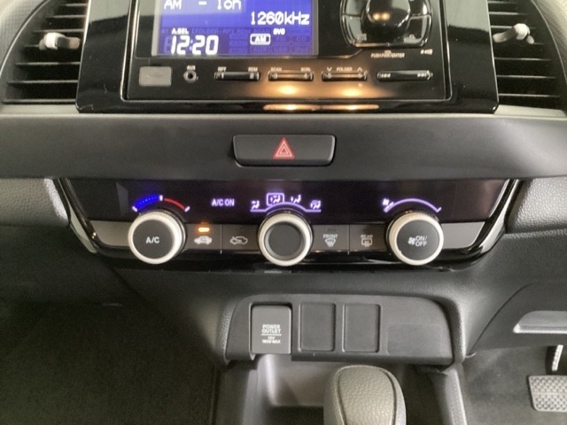オートエアコンがついてますので、お好みの温度をセットするだけで風の強さや風量を自動で調整します。スイッチやダイヤル類も簡単操作で快適に過ごせます。