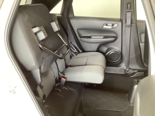 座面も厚みがあり背もたれも高く、ゆったりくつろいでお乗りいただけるシートです。 座面を跳ね上げて収納スペースを広くすることも可能です。