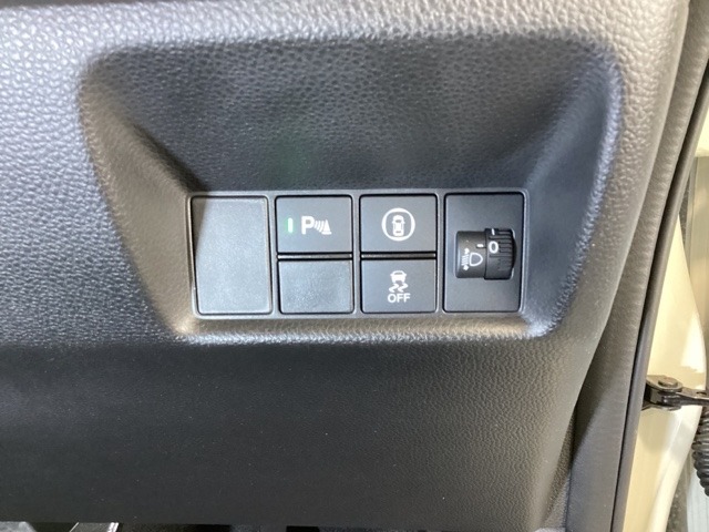 ハンドルの右側にはヘットライトリベライザーとHondaセンシング用のVSA解除スイッチなどがついています。ヘッドライトリベライザーは道路状況や積荷の加重に応じてライトの高さを調節できます。