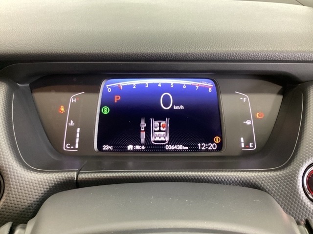 デジタル表示のスピードメーターとタコメーター、燃費やオドメーターなどの表示の他に、ホンダセンシング機能などの表示もできる多機能なマルチインフォメーション・ディスプレイです。