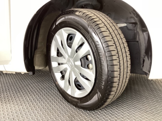純正スチールホイールには専用ホイールトリム（カバー）を装着しております。足元を引き立てます。