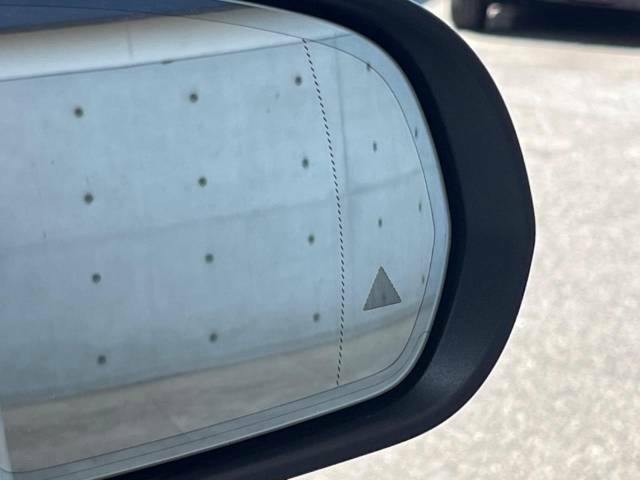 ●ブラインドアシストセンサー：視角からの車を感知し、ドライバーが車線変更を行う際に、警告音と共に注意を促してくれる安全支援機能です！