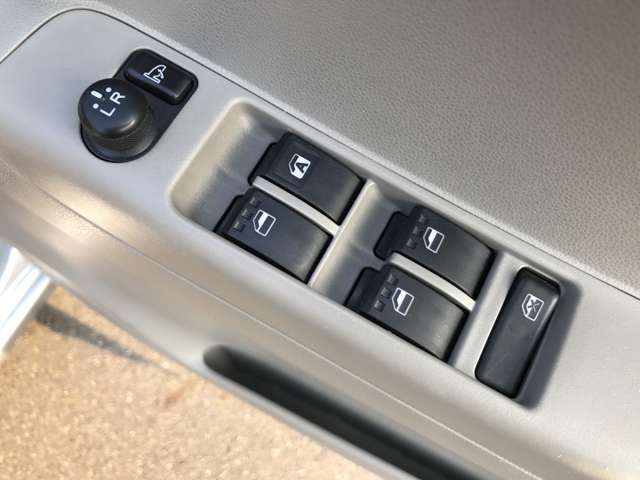 電動格納ミラーで、サイドのミラーの開け閉め楽々！！角度調整もバッチリできます♪♪お電話での問い合わせは0078-6002-135728(無料)です♪お気軽にどうぞ♪♪【HPもご覧ください☆ https://k-smile.jp/kyoto/ 】