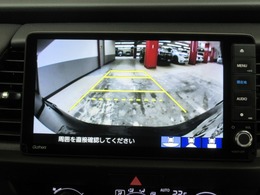 障害物や人をしっかりと視認できるので駐車時などクルマを後退させる際に便利なバックカメラ搭載