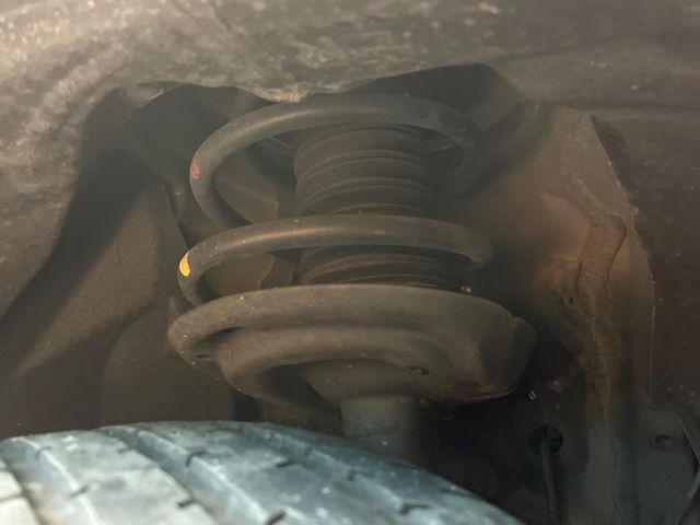 お車を安心してお乗りいただく為には、足回りの定期点検が欠かせません。サービスサポート（有償保証）では無料点検もご提供しており、安心のカーライフをお過ごしいただけるサポート体制が整っています。