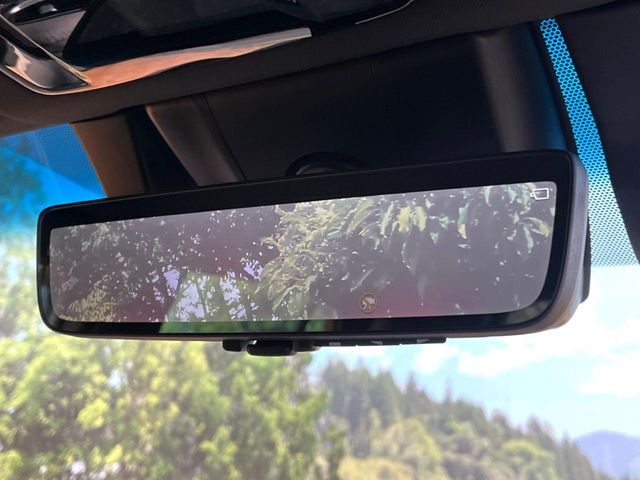 【デジタルインナーミラー】後席の大きな荷物や同乗者で後方が確認しづらい時でも安心！カメラが撮影した車両後方の映像をルームミラー内に表示。クリアな視界で状況の確認が可能です！
