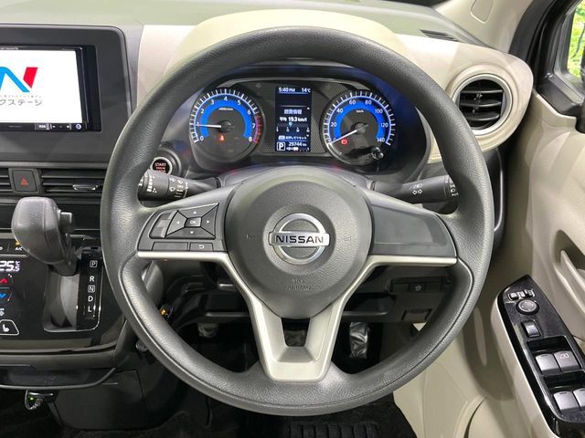 インテリアに合わせたデザインのステアリングは、運転される方のことも考え、運転しやすい形状、大きさです。是非一度、実際に触ってお確かめください。