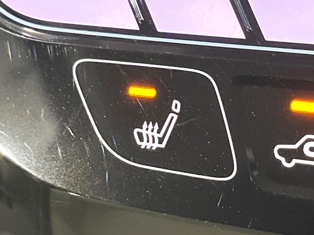 【シートヒーター】寒い日に重宝するシートヒーター！エアコンより早く温まってくれるので寒がりの人も安心ですね♪エアコンの温風は乾燥するから苦手、という方にもをおすすめです。
