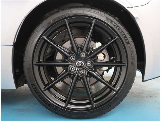 【タイヤ・ホイール】タイヤサイズ215/40R18の純正アルミホイールです。タイヤ溝は約6mmになります。