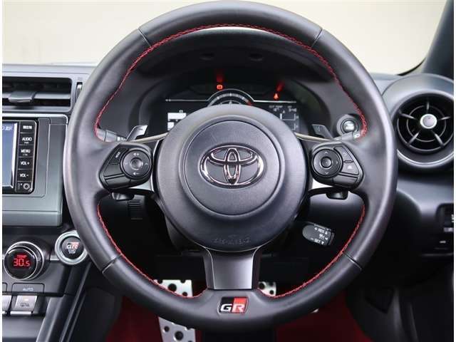 【機能】ステアリングにはオーディオ操作が可能なスイッチやクルーズコントロール、パドルシフト機能が付いています。