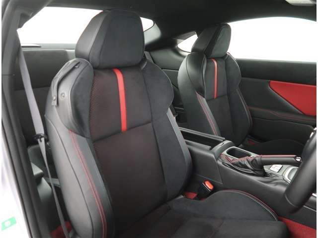 【フロントシート】ハーフレザー仕様のフロントシートにはサイドエアバックやシートヒーター機能が付いています。