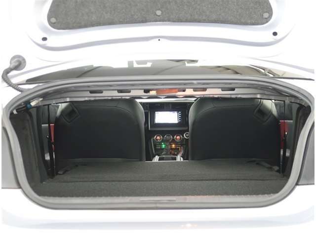 【トランク】奥行きのあるトランクルームです。リヤシートを倒すことで荷室とつなげる事も可能です。