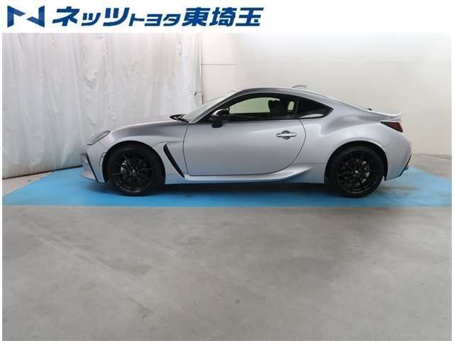 【サイド】水平対向エンジン搭載により低重心のFRスポーツ車両です。