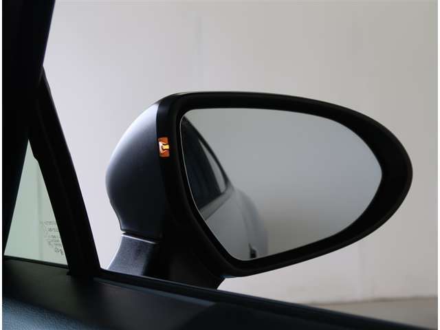 【機能】ブラインドスポットモニターが付いていますので後方から接近中の車両を知らせてくれます。