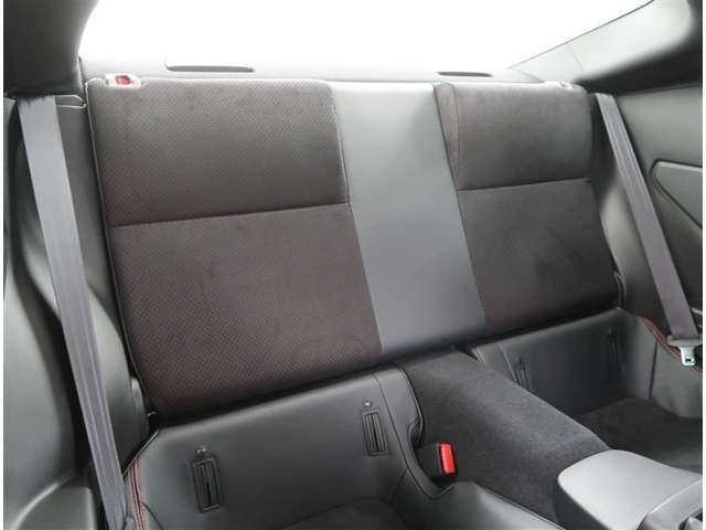【リヤシート】リヤシートは2人掛けシートになります。