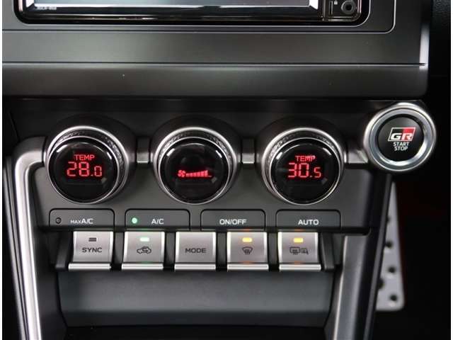 【エアコン】エアコンは左右独立で温度調節が可能なオートエアコンになります。