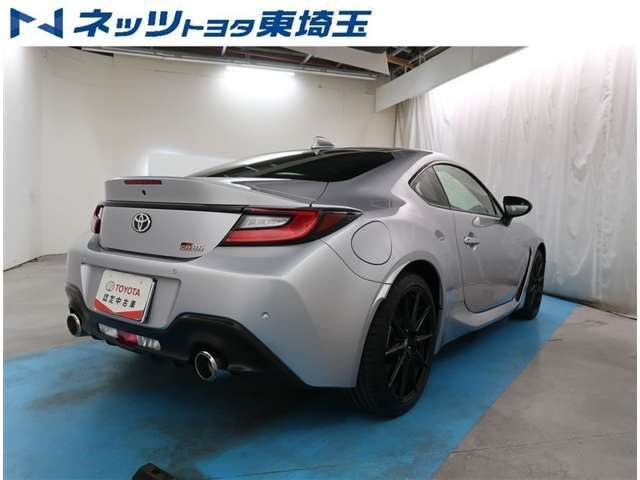 【リヤ】後方にも誤発進防止機能が付いていますので万が一の踏み間違え時でも安心です。