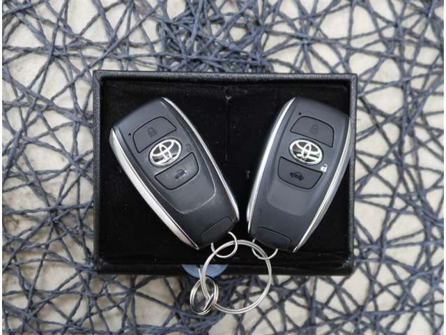 【付属品】キーをバッグやポケットに入れたままでもドアロックの開閉が出来るほか、プッシュボタンでエンジン始動が可能です。