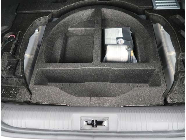 【トランク】フロア下には収納スペースとパンク修理キットがあります。