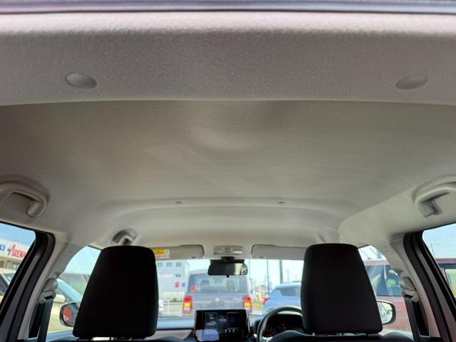 車内から見上げた際の天井内張りの様子です。