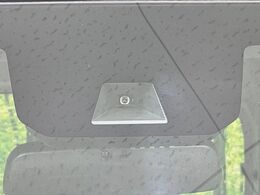 【ホンダセンシング】走行中に前方の車両等を認識し、衝突しそうな時は警報とブレーキで衝突回避と被害軽減をアシスト。より安全にドライブをお楽しみいただけます。