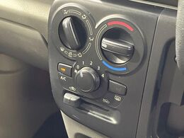 寒い冬も暑い夏も全席に快適な空調を届けてくれる、ダイヤル式エアコンを装備♪