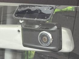 【ドライブレコーダー】安心・安全なカーライフに必須のドライブレコーダーを装備！走行中はもちろん、あおり運転や事故に遭遇した際の状況も映像で記録し、万一のリスクに備えます。