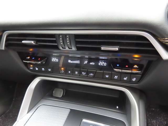 フルオートエアコンはデュアル機能付きで運転席と助手席を別々に設定可能です。更に前二席のシートヒーターとステアリングヒーターで、室内を快適に保ちます。