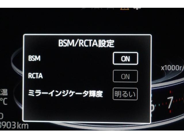 BSM（ブラインドスポットモニター）を装備。　隣の車線を走る車両を検知、車両が死角エリアに入るとドアミラーのインジケーターが光ってお知らせ！