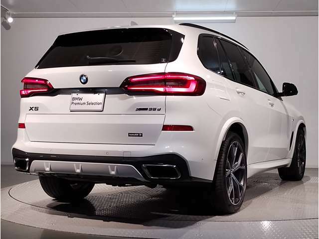 【BMWの伝統-2】時代を超える美しさ。磨き抜かれたエアロダイナミクスが瞳を奪う。一目で伝わるスポーティーなプロポーションは、BMWの走行性能を生み出すのに欠かせない要因の一つです。