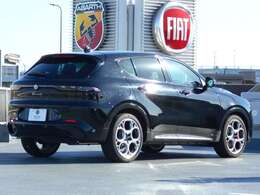 モダンさと機能性を追求した新しいスタイリングにイタリアンデザインの特徴を融合させた新世代アルファロメオ。伝統の盾型グリルはそのままに最新のディティールを随所に備えたコンパクトSUVトナーレ。