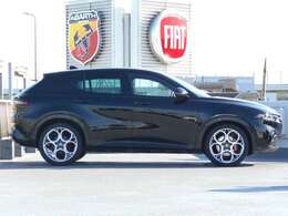 モダンさと機能性を追求した新しいスタイリングにイタリアンデザインの特徴を融合させた新世代アルファロメオ。伝統の盾型グリルはそのままに最新のディティールを随所に備えたコンパクトSUVトナーレ。