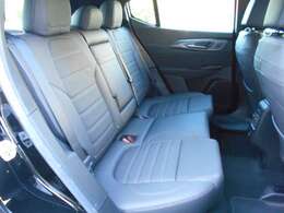 ナチュラルレザーを備えたシート。センターアームレストと分割可倒機能を装備。